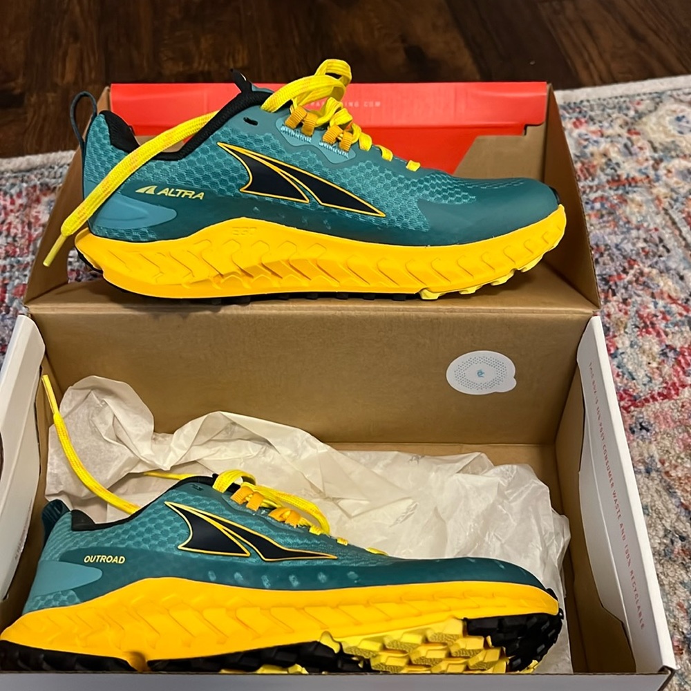 NWT Altra outroads size 5.5